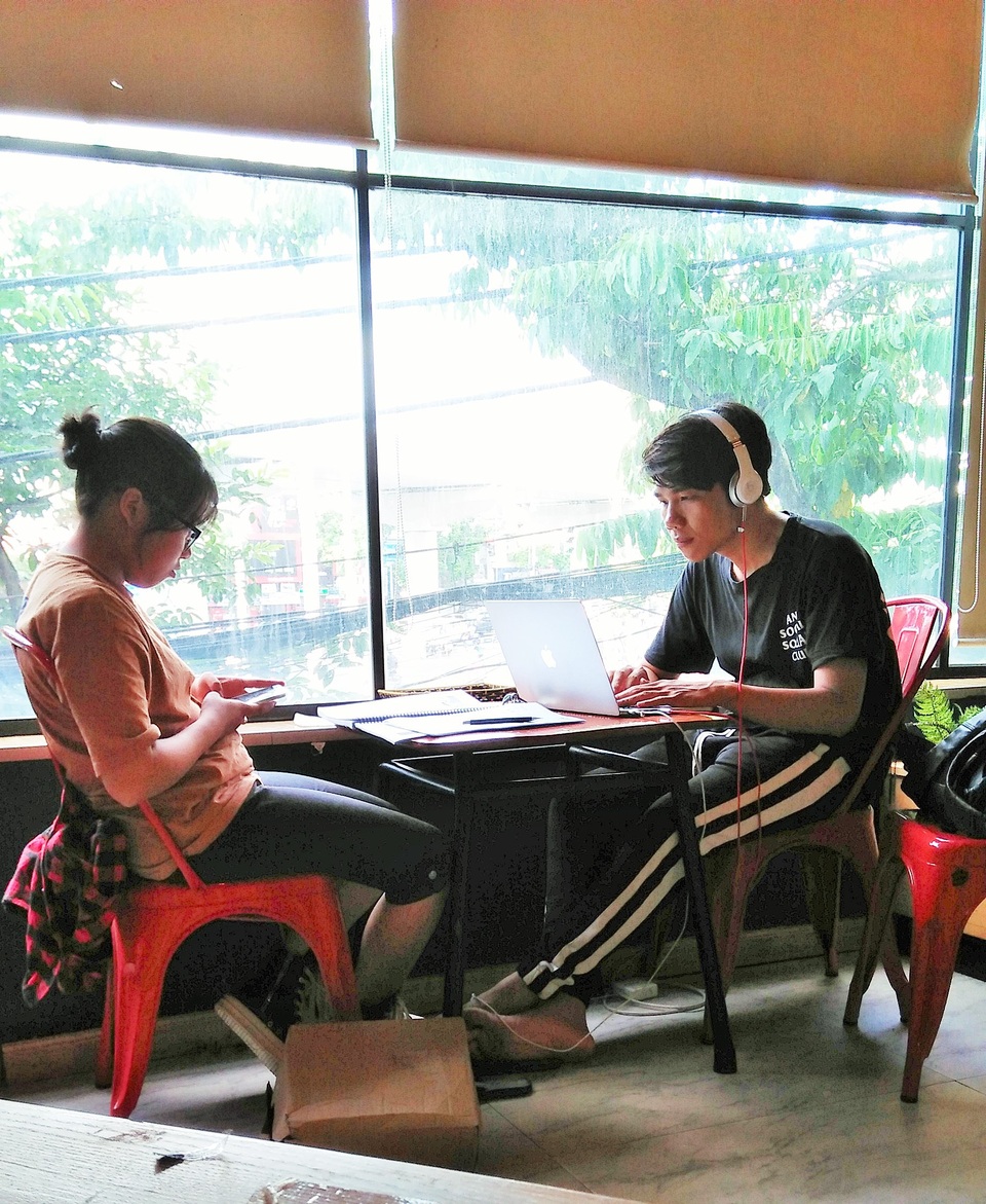 Sinh viên “dạt nhà” ra quán nước, nhà nghỉ tránh nóng kỷ lục ở Hà Nội - 1 Nhiều sinh viên mang cả sách vở, laptop ra ngồi học tại các quán nước.