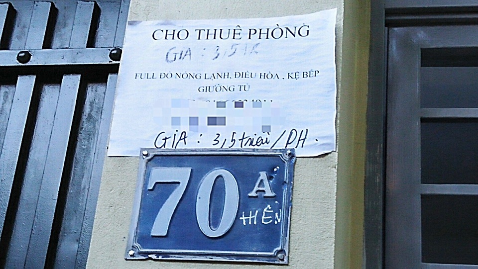 Sinh viên “dạt nhà” ra quán nước, nhà nghỉ tránh nóng kỷ lục ở Hà Nội - 3 “Có điều hòa” là một trong những tiêu chí để chủ trọ đẩy giá phòng cao trong dịp hè.