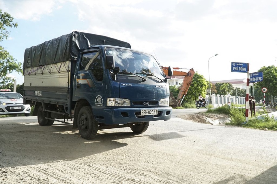 Hà Nội: Trốn trạm BOT, "xé nát" đường dân sinh - 4
Việc nhiều xe ô tô đã tìm mọi cách để tránh trạm thu phí bằng cách đi vào đường đê Phù Đổng khiến cuộc sống yên bình của người dân xã Phù Đổng (Gia Lâm, Hà Nội) bị đảo lộn.