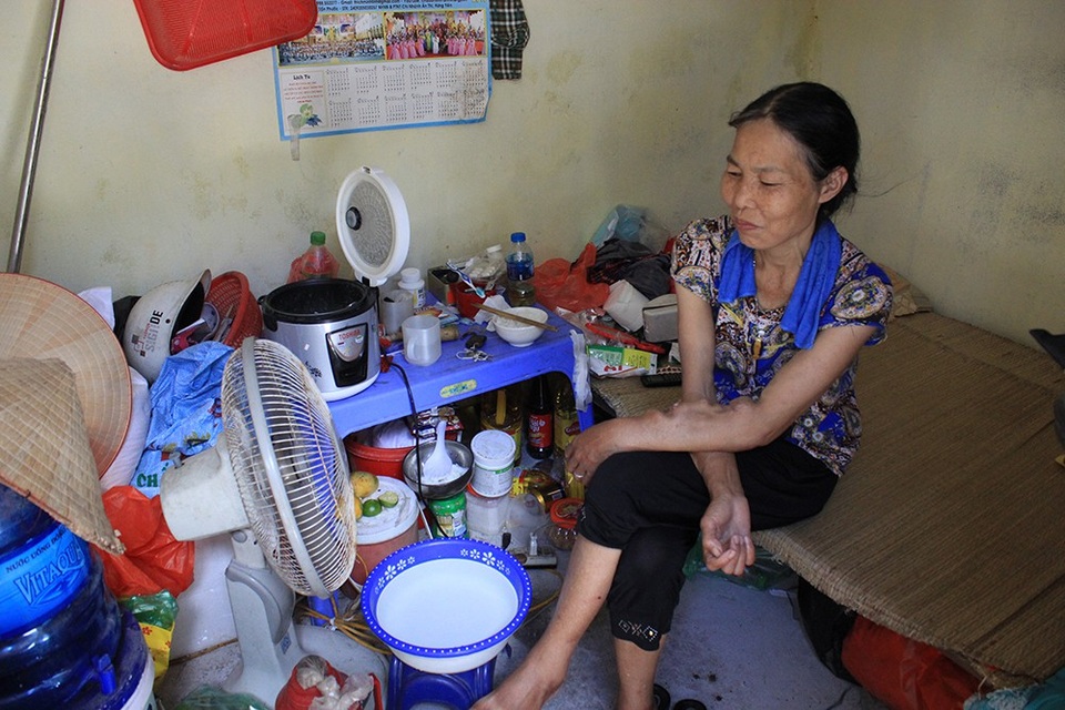 Cư dân xóm chạy thận kiệt sức chống chọi với nắng nóng 40 độ C - 3 Căn phòng rộng chưa đầy 5m2 của bà Luyến có duy nhất một chiếc quạt, trở nên ngột ngạt và nóng nực hơn bao giờ hết trong những ngày thời tiết khắc nghiệt như này (Ảnh: Trần Thanh)