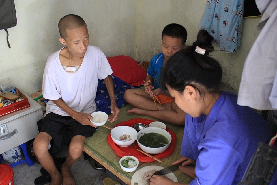 Cư dân xóm chạy thận kiệt sức chống chọi với nắng nóng 40 độ C - 1
Cả gia đình anh Phạm Duy Tha sống trong căn phòng trọ vỏn vẹn chưa đầy 7m2 trong những ngày thời tiết nắng nóng cực điểm hơn 40 độ C (Ảnh: Trần Thanh).