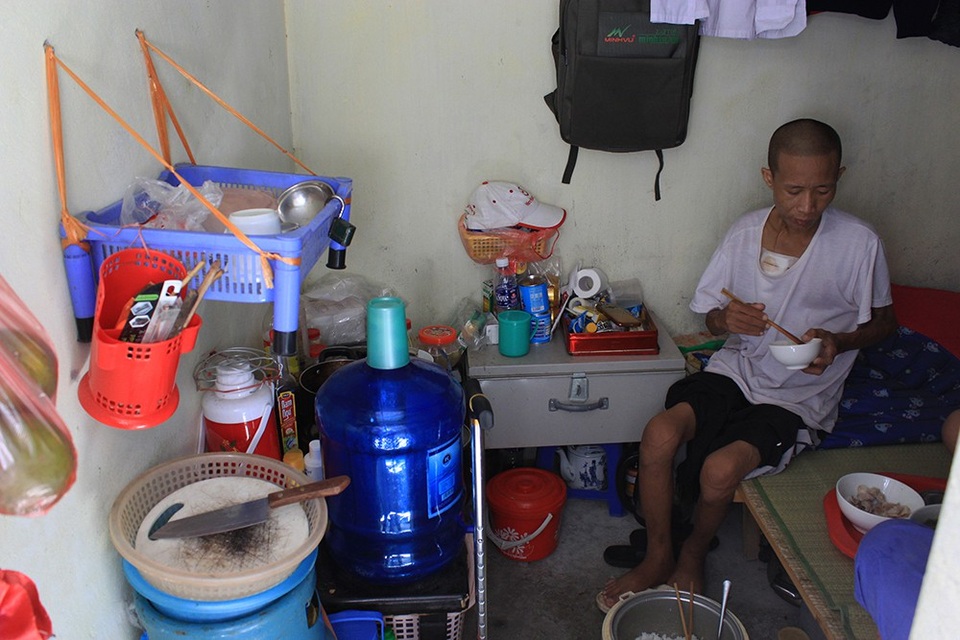 Cư dân xóm chạy thận kiệt sức chống chọi với nắng nóng 40 độ C - 5
Căn phòng trọ rộng chưa đầy 7m2 của gia đình anh Phạm Duy Tha đang là chỗ trú cho 3 người, nắng nóng cực điểm khiến gia đình kiệt sức. (Ảnh: Trần Thanh)