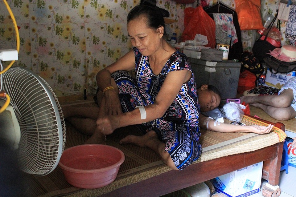 Cư dân xóm chạy thận kiệt sức chống chọi với nắng nóng 40 độ C - 7 Bà Dung dùng những chậu nước như thế này đặt trước gió để làm dịu bớt cái oi bức, nóng nực trong những ngày nắng nóng cực điểm (Ảnh: Trần Thanh).