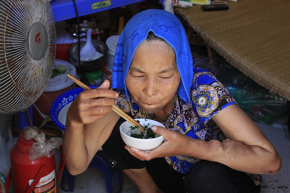 Cư dân xóm chạy thận kiệt sức chống chọi với nắng nóng 40 độ C - 4 Thời tiết nắng nóng oi bức khó chịu, cơm ăn hàng ngày cũng khó nuốt nổi.
