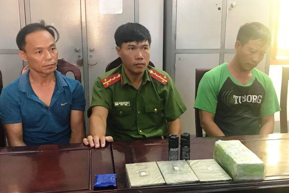 Khen thưởng ban chuyên án bắt 2 đối tượng, thu giữ 3 bánh heroin và 1kg ma túy đá - 1 Hai đối tượng Nguyễn Văn Toàn và Hồ Sỹ Long tại CQĐT.