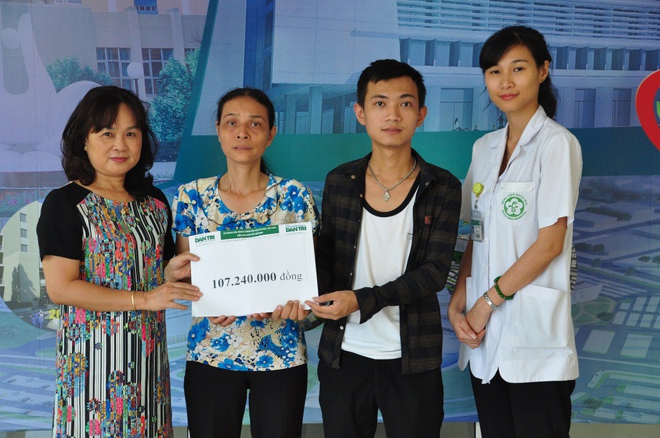 Hơn 107 triệu đồng đến với em Lê Danh Đức bị suy thận và viêm gan C - 1 BS Phạm Thị Bích Mận - Trưởng phòng CTXH bệnh viện Bạch Mai thay mặt trao số tiền bạn đọc báo điện tử Dân trí đến hai mẹ con Đức.