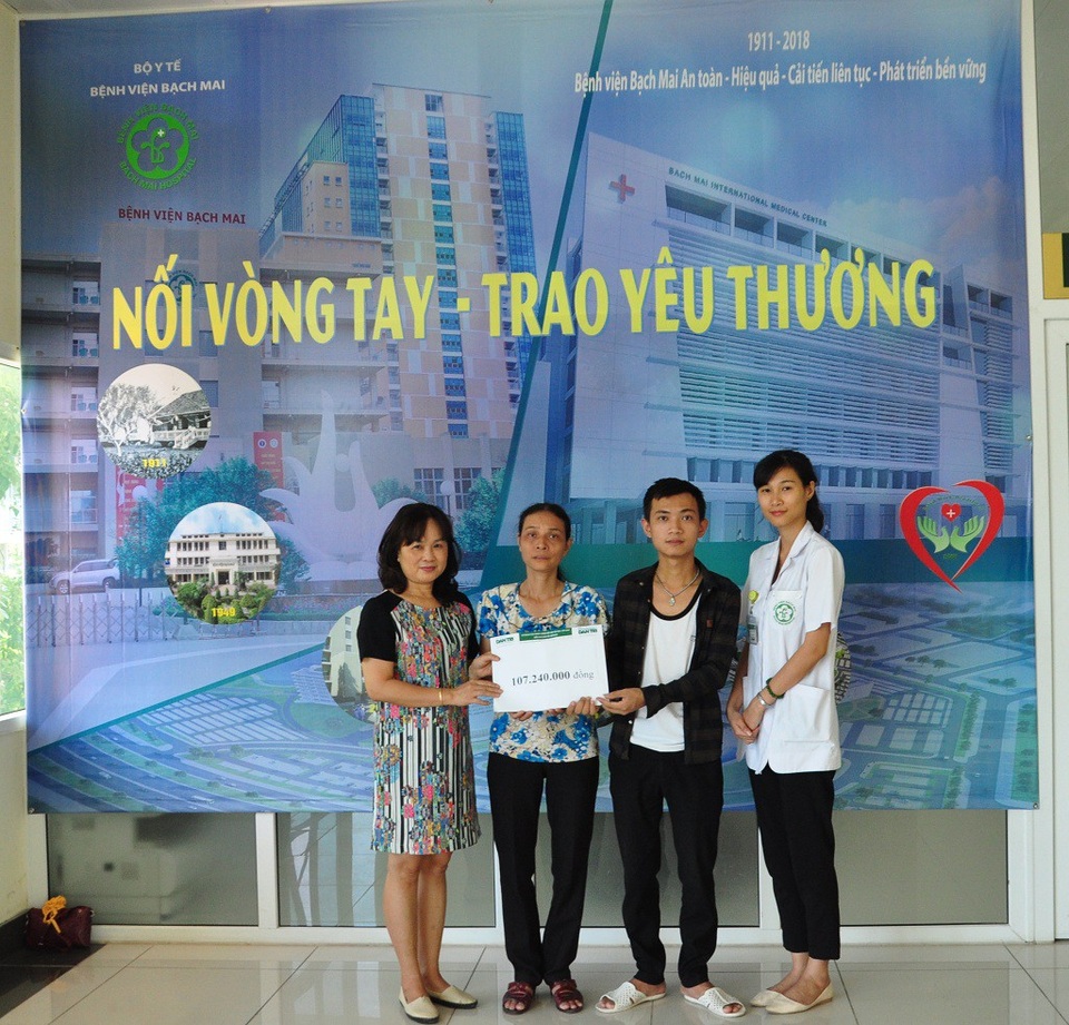 Hơn 107 triệu đồng đến với em Lê Danh Đức bị suy thận và viêm gan C - 4 Cùng với sự giúp đỡ của phòng CTXH bệnh viện Bạch Mai, nhiều tấm lòng bạn đọc báo điện tử Dân trí được gửi về giúp cho Đức.