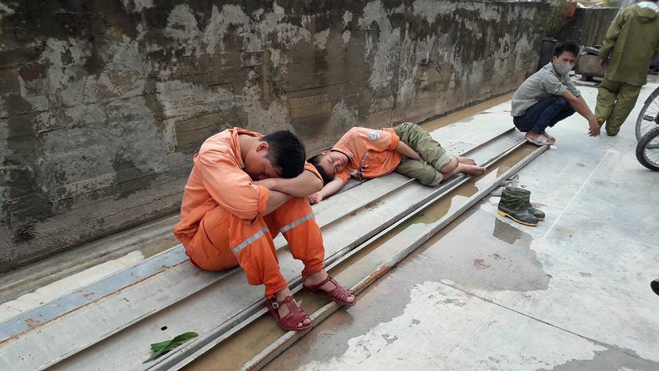 "Cay mắt" với hình ảnh mưu sinh trong cái nắng nóng cực điểm - 5 Công nhân ngành điện tranh thủ nghỉ ngơi vì quá mệt (ảnh: FB Vũ Hải)