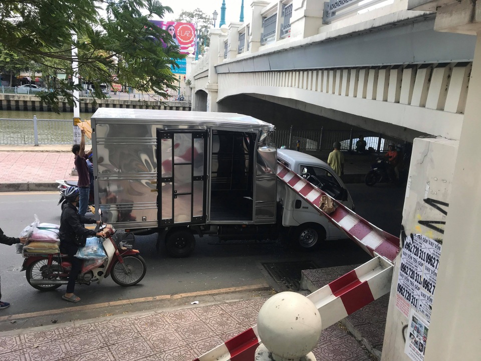 Xe tải chui gầm cầu, húc đổ thanh barie giới hạn chiều cao - 1 Thanh chắn giới hạn chiều cao 2m nhưng xe tải vẫn lao vào