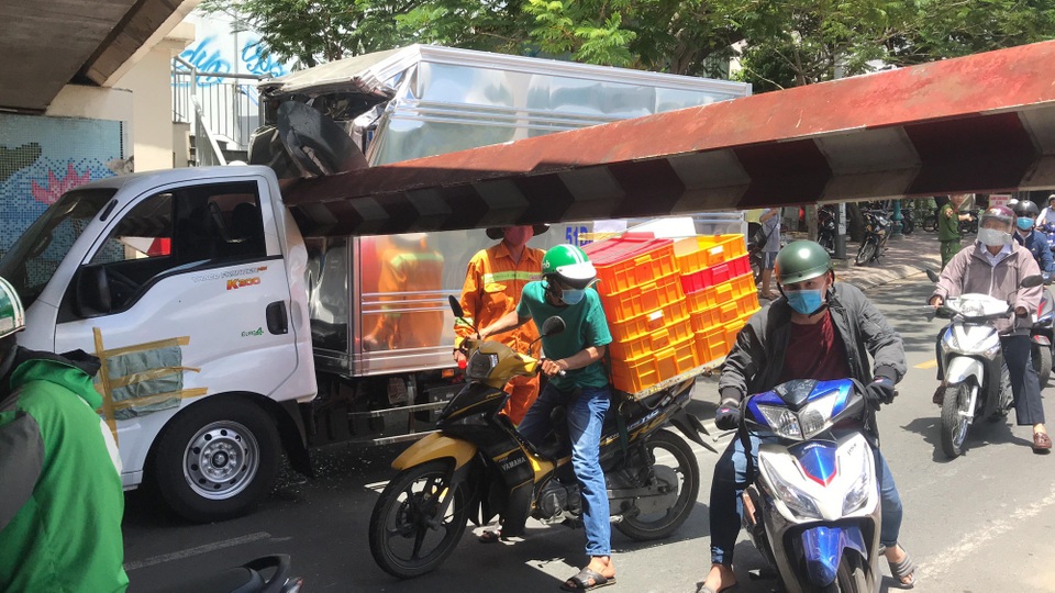 Xe tải chui gầm cầu, húc đổ thanh barie giới hạn chiều cao - 3 Xe tải chui gầm cầu, húc đổ thanh barie giới hạn chiều cao - 3