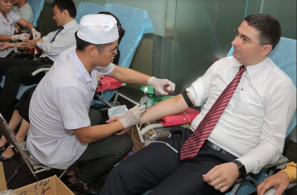 Hưởng ứng ngày quốc tế hiến máu - 3
Ông Attila Vajda - Tổng Giám Đốc hệ thống phòng quốc tế Careplus đang thực hiện hiến máu
