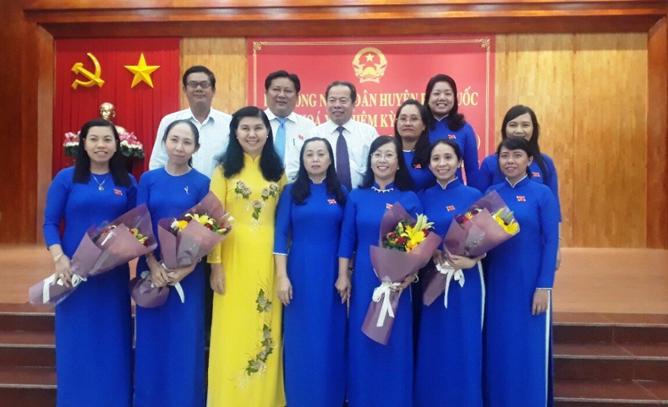 Bí thư Huyện ủy Phú Quốc được bầu giữ chức Chủ tịch UBND huyện - 1
Ông Mai Văn Huỳnh - Bí thư Huyện ủy Phú Quốc (người đứng hàng trên cùng bên phải) chính thức giữ chức Chủ tịch UBND huyện Phú Quốc, nhiệm kỳ 2016-2021