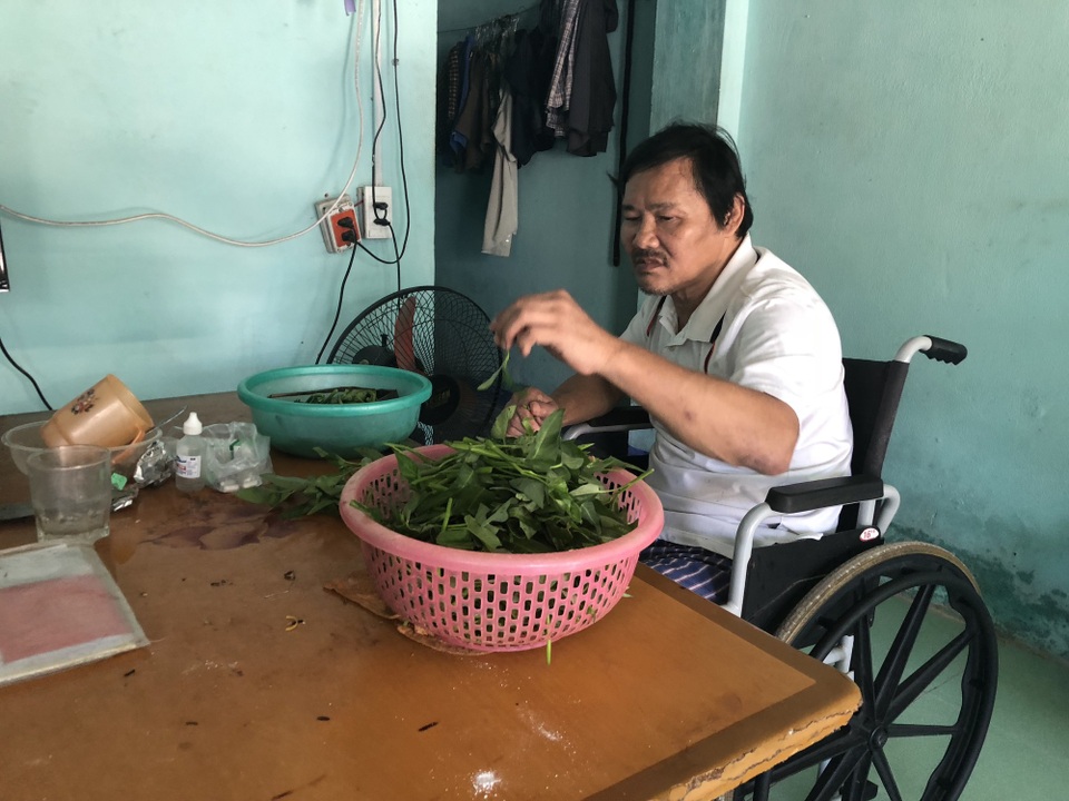 Nghẹn lòng cảnh người đàn ông bị vợ con bỏ rơi sau khi gặp tai nạn, bại liệt - 4 Nghẹn lòng cảnh người đàn ông bị vợ con bỏ rơi sau khi gặp tai nạn, bại liệt - 4