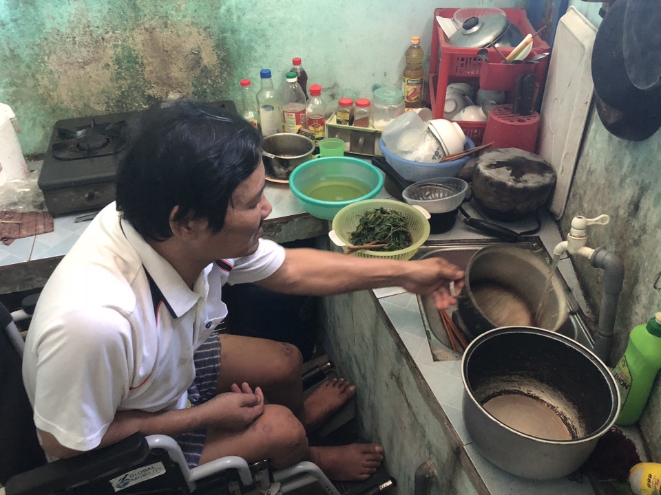 Nghẹn lòng cảnh người đàn ông bị vợ con bỏ rơi sau khi gặp tai nạn, bại liệt - 5 Hơn một nừa tiền trợ cấp chi vào việc khám chữa bệnh, thuốc men. Bữa cơm hàng ngày của ông Phát thường là bánh mì và rau luộc.