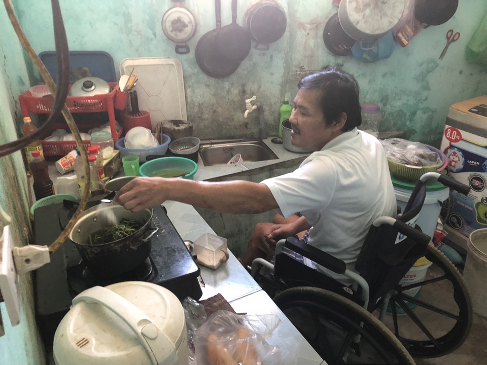 Nghẹn lòng cảnh người đàn ông bị vợ con bỏ rơi sau khi gặp tai nạn, bại liệt - 3 Người đàn ông gặp nhiều biến cố bất hạnh này phải tự mình xoay sở mọi việc sinh hoạt trên chiếc xe lăn; và sống tằn tiện với khoản trợ cấp 1,4 triệu đồng mỗi tháng.