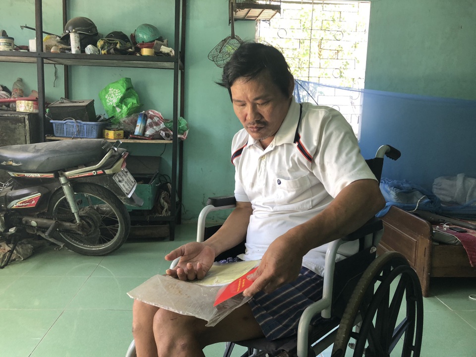 Nghẹn lòng cảnh người đàn ông bị vợ con bỏ rơi sau khi gặp tai nạn, bại liệt - 2 Khi ông Phát bị tai nạn, vợ ông bỏ đi, để lại một mình ông nuôi hai con nhỏ. Về sau, hai con cũng không ở với ông Phát.