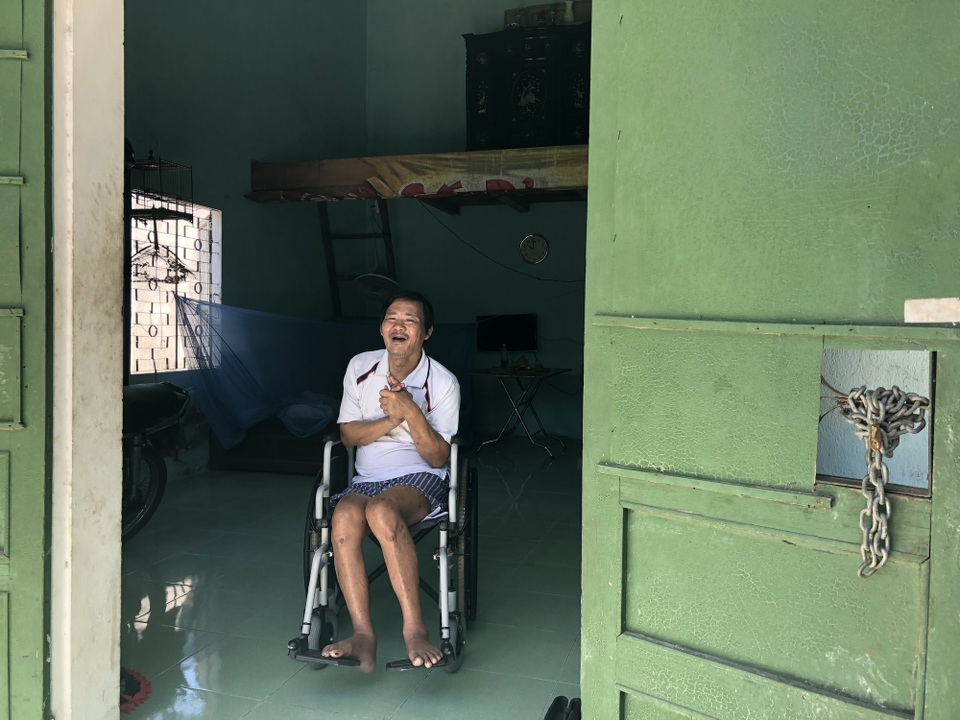 Nghẹn lòng cảnh người đàn ông bị vợ con bỏ rơi sau khi gặp tai nạn, bại liệt - 1 Khi mới 4 tuổi, ông Phát đã mồ côi cha mẹ