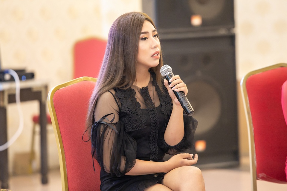 Mẹ đứng trước cửa hàng đêm “canh” cho con trai giả gái ra đường - 1 Người chuyển giới tâm sự trong buổi giao lưu tại Hà Nội.