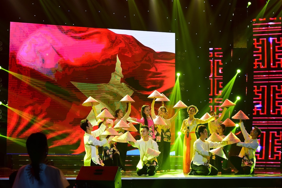 Cặp đôi Khánh Linh - Minh Ngọc mang đến ca khúc Việt Nam trong tôi là - Mười nhớ - Hình bóng quê nhà. Liên khúc giới thiệu về vẻ đẹp của quê hương Việt Nam được HLV Cẩm Ly - Huỳnh Lập dàn dựng đẹp mắt. Huỳnh Lập nhận xét phần dự thi của học trò cưng “màn trình diễn của học trò “dắt” khán giả đi nhiều nơi, còn Cẩm Ly nghe bài hát cảm thấy tự hào về dân tộc.