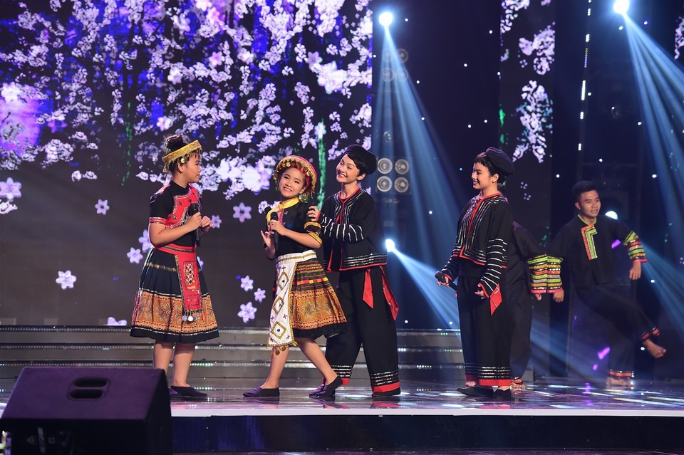 Hai giọng ca nhí Khánh Linh - Minh Ngọc cùng hòa giọng với Á quân Tuyệt đỉnh song ca nhí mùa một Cát Viên - Ngọc Nhi trong ca khúc Gặp nhau bên rừng mơ. Với tạo hình 2 chàng trai bản làng, Khánh Linh - Minh Ngọc khiến các HLV của mình giật mình “thảng thốt” bởi vẻ đẹp trai nữ tính.