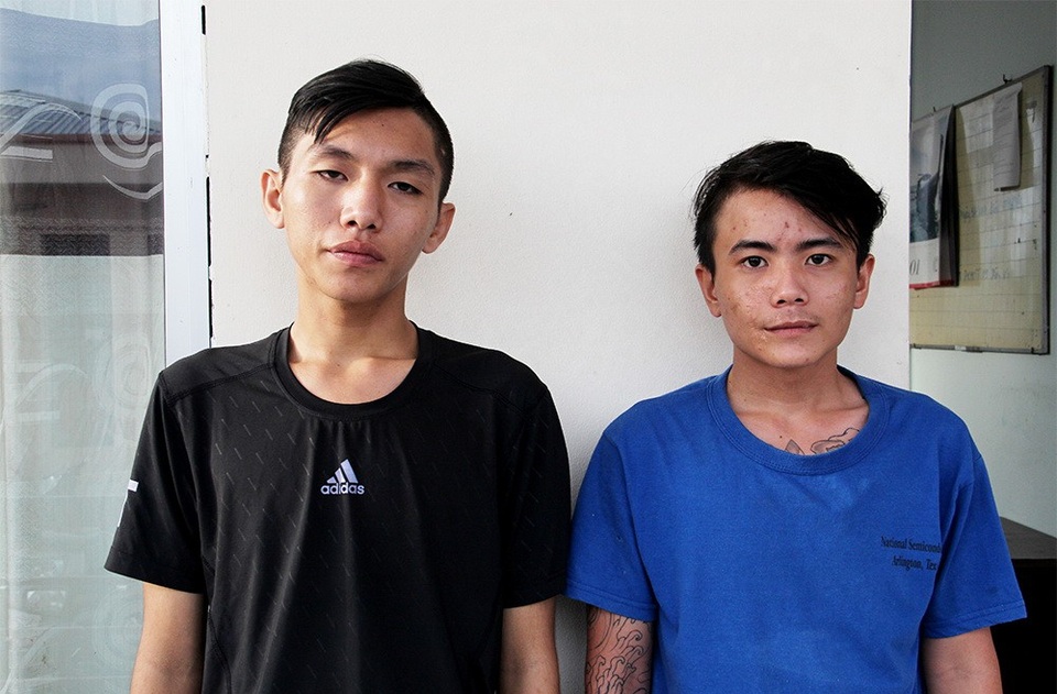 Hai thanh niên dàn cảnh mua thuốc lá rồi giật dây chuyền của chủ tiệm - 1 Đối tượng Hiền (áo đen) và Kiệt khi bị bắt giữ