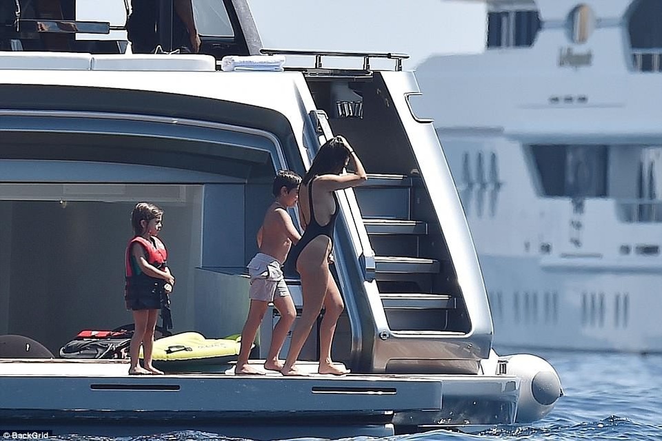 Kourtney Kardashian: Ba con vẫn quyến rũ "chết người"! - 19 Kourtney Kardashian: Ba con vẫn quyến rũ "chết người"! - 19