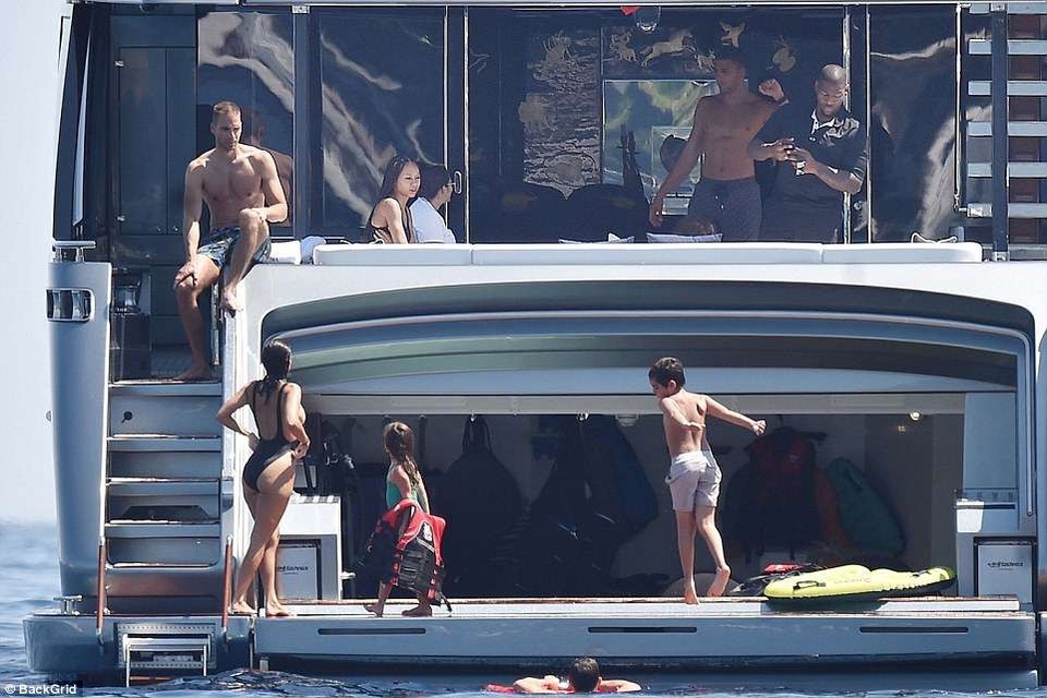 Kourtney Kardashian: Ba con vẫn quyến rũ "chết người"! - 13 Kourtney Kardashian: Ba con vẫn quyến rũ "chết người"! - 13