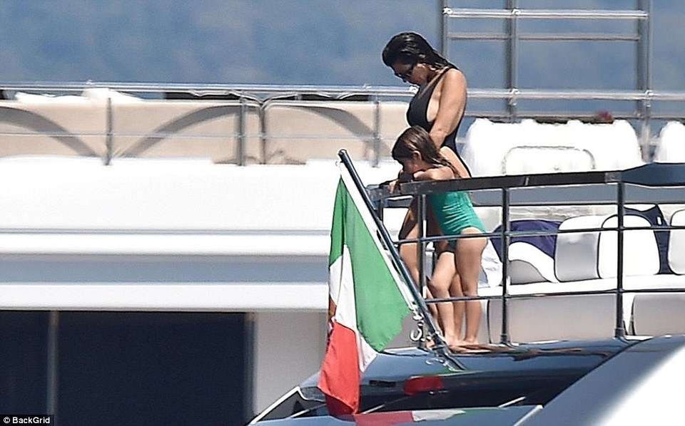 Kourtney Kardashian: Ba con vẫn quyến rũ "chết người"! - 21
Kourtney từng có mối quan hệ ồn ào với Scott Disick, cha ruột của các con cô trong suốt 9 năm. Họ chia tay sau những bất đồng và cãi cọ vào năm 2016. Hiện tại, Scott cũng đang có bạn gái và có cuộc sống riêng. Tuy nhiên, Kourtney và Scott vẫn giữ quan hệ bình thường vì ba con.