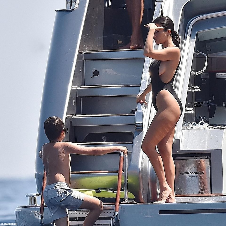 Kourtney Kardashian: Ba con vẫn quyến rũ "chết người"! - 20 Kourtney Kardashian: Ba con vẫn quyến rũ "chết người"! - 20