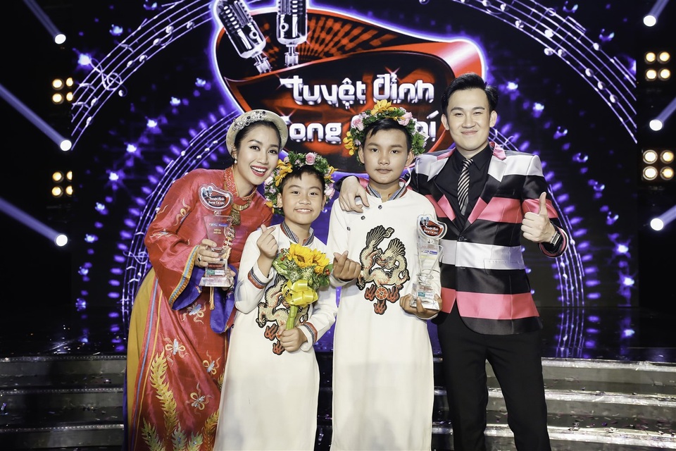 Sau đêm chung kết đơn ca, chung kết xếp hạng của Tuyệt đỉnh song ca nhí đã có những màn trình diễn ấn tượng, đẹp mắt mà các đội mang đến cho khán giả. Với những màn trình diễn hấp dẫn, giọng ca ngọt ngào cùng sự tiến bộ mỗi ngày, 2 cặp đôi Tấn Bảo - Nhật Duy...