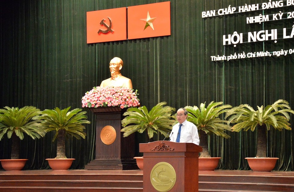 Thực hiện 7 chương trình đột phá, TPHCM vướng 3 khó khăn nổi bật - 2 Bí thư Thành ủy TPHCM Nguyễn Thiện Nhân nhấn mạnh tầm quan trọng của hội nghị giữa nhiệm kỳ, về tình hình phát triển kinh tế, đánh giá cán bộ, xây dựng Đảng...