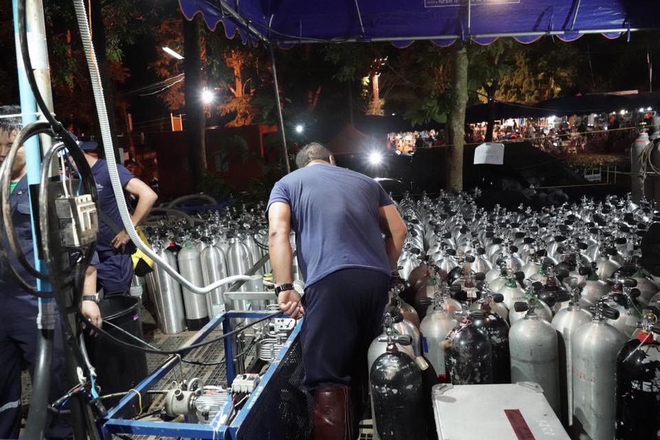 Chiến dịch tìm kiếm đội bóng Thái Lan mắc kẹt: “Như một bộ phim” - 4
Đội cứu hộ Đức bơm đầy các bình ô xy phục vụ cho việc lặn trong hang Tham Luang (Ảnh: Nation)