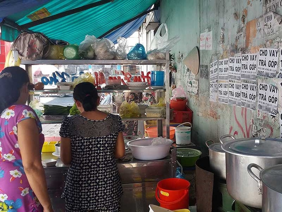 Kinh hoàng nạn cho vay "cắt cổ" - 1
Hiện nay, các tờ quảng cáo cho vay được dán tràn lan khắp TP.HCM . Ảnh: HTD