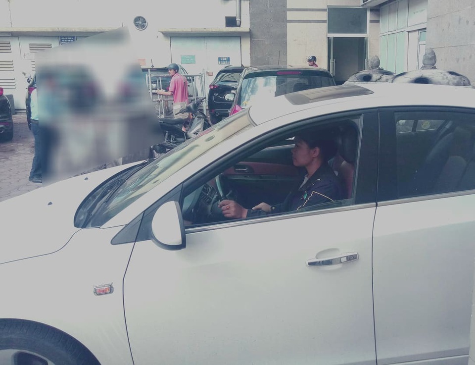 Năm tháng cuối đời bi ai của nữ đại gia Hà thành - 2 Xuyến đang kiểm tra thực địa, trước khi đưa thân chủ tới địa điểm này.