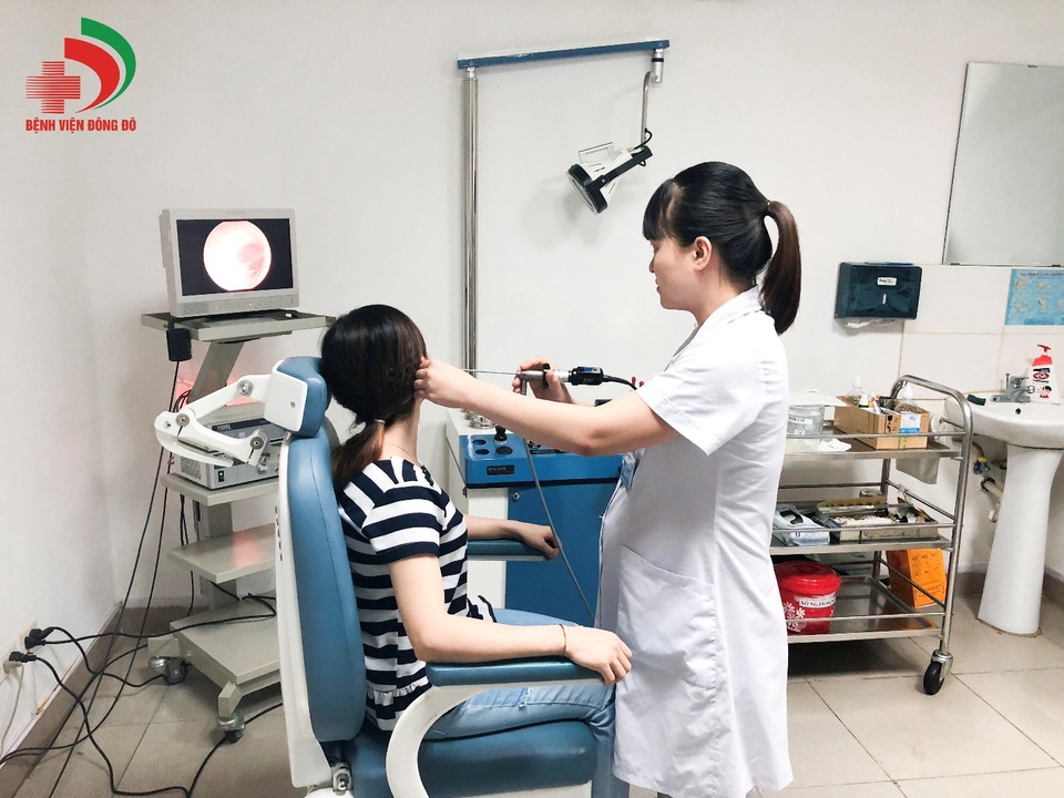 Bác sĩ chuyên khoa chỉ cách phân biệt dấu hiệu bệnh Tai - Mũi - Họng - 6 Bác sĩ Hiền Hà đang khám tai cho bệnh nhân