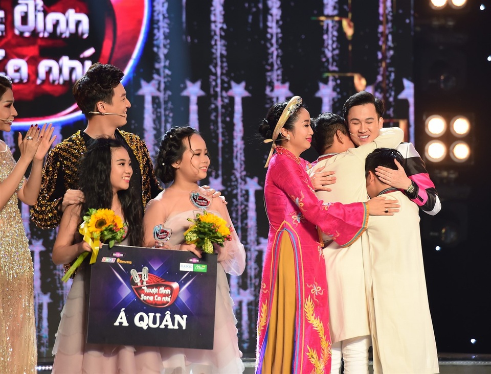 Đây cũng là lần thứ 2 Dương Triệu Vũ đưa học trò lên ngôi vị cao nhất của cuộc thi Tuyệt đỉnh song ca nhí. Bên cạnh đó, Tấn Bảo - cậu bé đến từ Hải Dương còn giành thêm giải thưởng Đơn ca xuất sắc nhất với trị giá 50 triệu đồng. Á quân của cuộc thi thuộc về hai bé Phương Linh - Minh Anh với giải thưởng 100 triệu đồng.