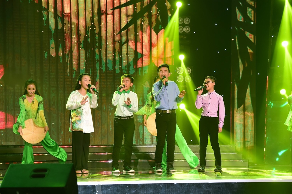 Quán quân Tuyệt đỉnh song ca nhí mùa đầu tiên Đức Vĩnh - Quỳnh Anh, cũng là học trò cũ của Dương Triệu Vũ hỗ trợ 2 bé Tấn Bảo - Nhật Duy với ca khúc Hồn quê - Thương quá Việt Nam.