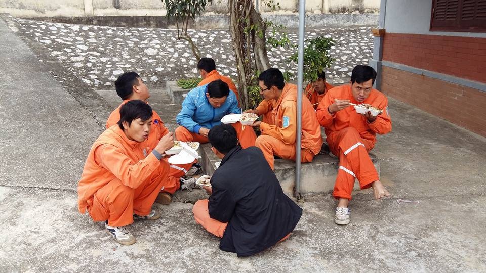 "Cay mắt" với hình ảnh mưu sinh trong cái nắng nóng cực điểm - 6 Một bữa ăn vội của công nhân ngành điện (ảnh: FB Vũ Hải)
