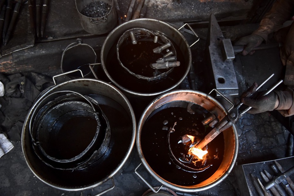 Ngày siêu nóng, thợ rèn phố cổ vẫn miệt mài bên lò lửa nghìn độ - 5
Ông Hùng tâm sự, nghề thợ rèn vất vả, ngày ngày tay búa gò sắt, làm mãi cũng quen. Mỗi ngày làm là một niềm vui chứ không cảm thấy mệt, ông Hùng tâm sự.