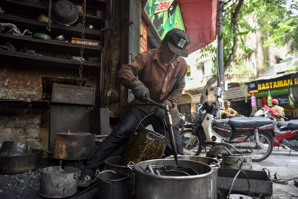 Ngày siêu nóng, thợ rèn phố cổ vẫn miệt mài bên lò lửa nghìn độ - 10
Những mũi khoan được ông làm rất tỉ mỉ, chính vì thế khách làm một lần là nhớ tới ông nên lúc nào cửa hàng cũng đông khách.
