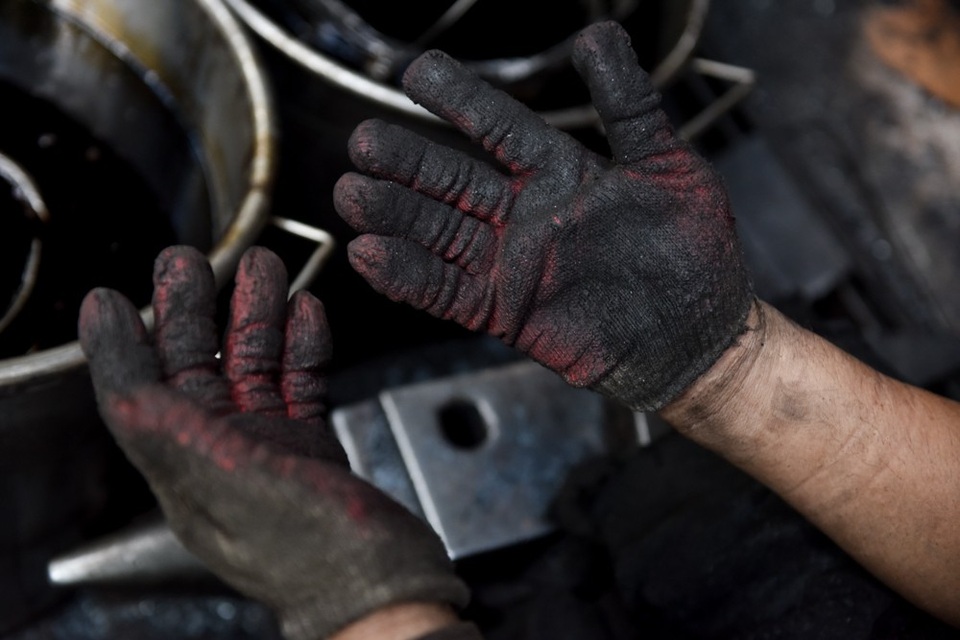 Ngày siêu nóng, thợ rèn phố cổ vẫn miệt mài bên lò lửa nghìn độ - 8
Làm việc với lửa, búa, ông chỉ đeo một đôi gang tay bảo hộ. Tôi dính bỏng như cơm bữa. Nghề rèn là chơi với lửa nên chuyện bỏng là bình thường, ông Hùng chia sẻ.