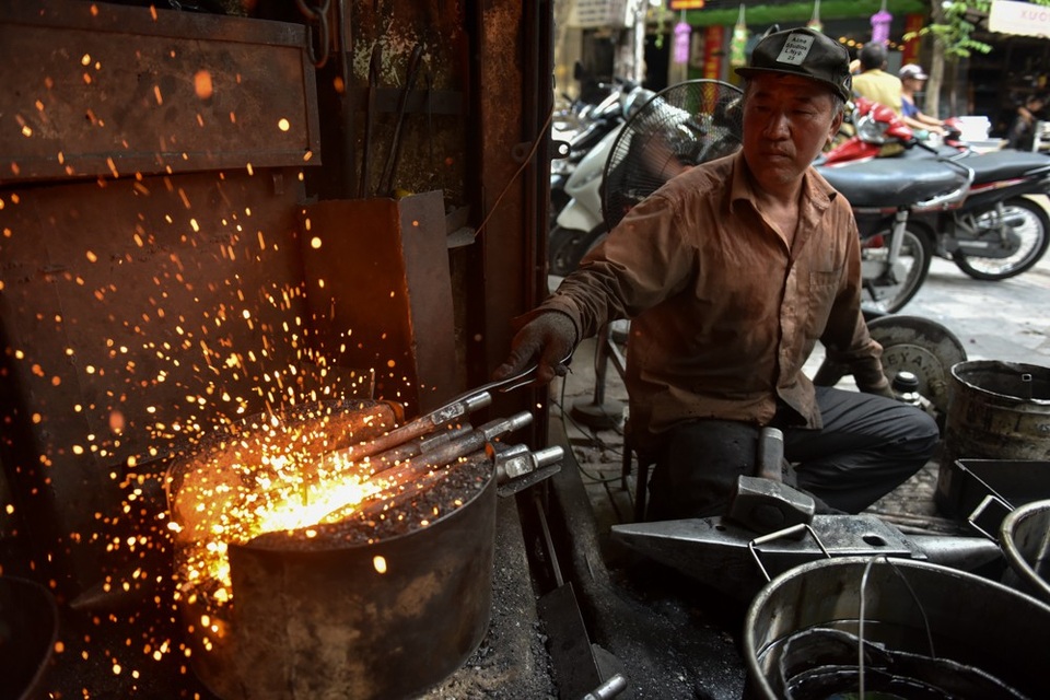 Ngày siêu nóng, thợ rèn phố cổ vẫn miệt mài bên lò lửa nghìn độ - 6
Nắng nóng trên 40 độ C, thêm hơi nóng từ chiếc lò nung hơn 1.000 độ C tỏa ra nhưng ông Hùng vẫn miệt mài làm việc.