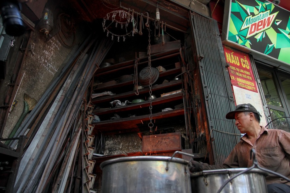 Ngày siêu nóng, thợ rèn phố cổ vẫn miệt mài bên lò lửa nghìn độ - 11 Ngày siêu nóng, thợ rèn phố cổ vẫn miệt mài bên lò lửa nghìn độ - 11