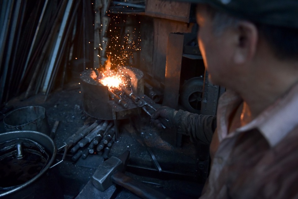 Ngày siêu nóng, thợ rèn phố cổ vẫn miệt mài bên lò lửa nghìn độ - 2
Đó là ông Nguyễn Phương Hùng, ông chủ kiêm thợ của cửa hàng rèn duy nhất còn sót lại ở phố Lò Rèn, giữa phố cổ Hà Nội.