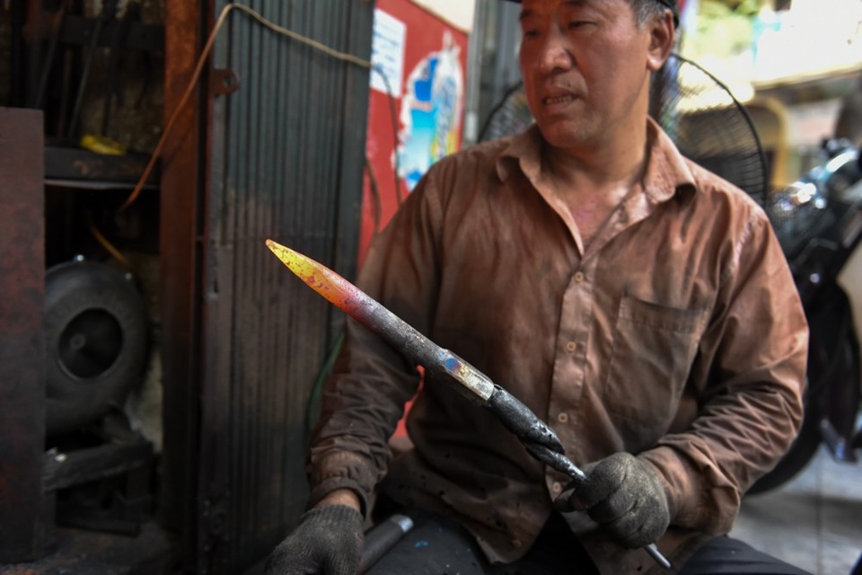 Ngày siêu nóng, thợ rèn phố cổ vẫn miệt mài bên lò lửa nghìn độ - 3
Ông Hùng cho biết, ông học rèn từ nhỏ, nghề mà bố ông truyền lại. Lớn lên, sau khi đi bộ đội về, ông tiếp tục nghề này cho đến nay đã được 20 năm.