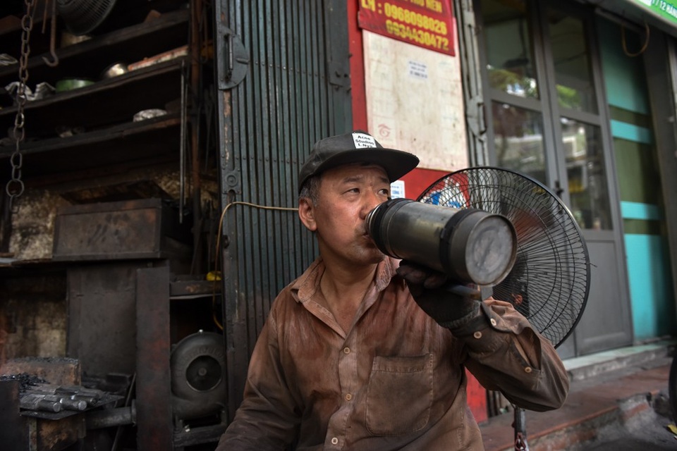Ngày siêu nóng, thợ rèn phố cổ vẫn miệt mài bên lò lửa nghìn độ - 12
Thỉnh thoảng ông lại nghỉ tay uống ngụm nước giải khát rồi lại tiếp tục làm việc.