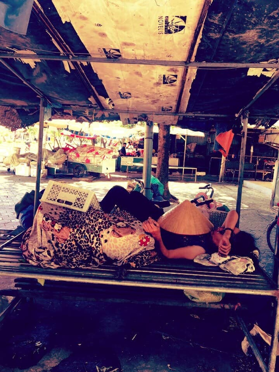 "Cay mắt" với hình ảnh mưu sinh trong cái nắng nóng cực điểm - 2 Người bán hàng nghỉ trưa ngay trên sạp bán, bên ngoài là cái nóng thiêu đốt của chảo lửa TP Vinh