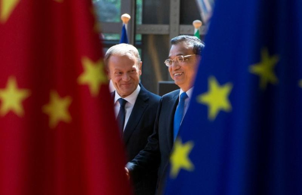 EU từ chối “bắt tay” Trung Quốc chống lại đồng minh Mỹ - 1 Chủ tịch Hội đồng châu Âu Donald Tusk (trái) và Thủ tướng Trung Quốc Lý Khắc Cường (Ảnh: Reuters)