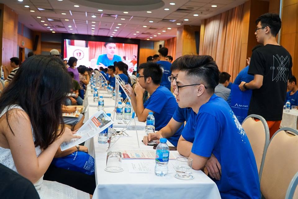 Các du học sinh Việt đang học tập tại Mỹ tư vấn, giải đáp thắc mắc cho phụ huynh/ học sinh.