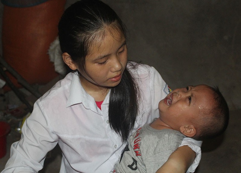 Bố mất, mẹ ung thư giai đoạn cuối, 4 đứa trẻ sống lay lắt qua ngày - 9 Vắng hơi ấm của bố mẹ, dù được chị dỗ dành nhưng đứa em út vẫn thường xuyên gào khóc.